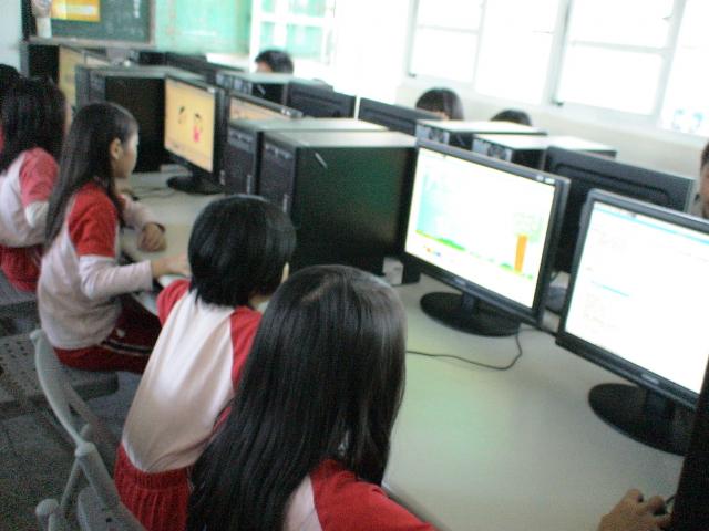 每位同學都認真的查資料中