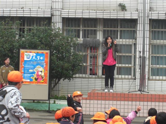 教務主任向全校同學說明母語日的源由