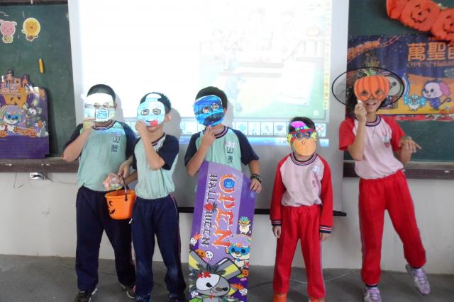 Team 1出場~帶著我們自己做的Halloween面具~你知道我是誰嗎^^?