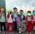 Team 1出場~帶著我們自己做的Halloween面具~你知道我是誰嗎^^?