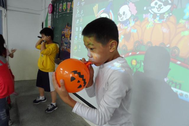 Halloween樂翻天~~吹氣球大賽"來啦^^