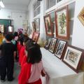 大家仔細欣賞紙雕展感受美的饗宴