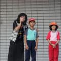 生教組長向全校同學宣導正確的服裝儀容