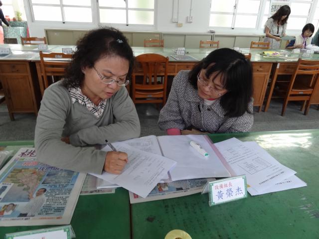 老師們認真討論