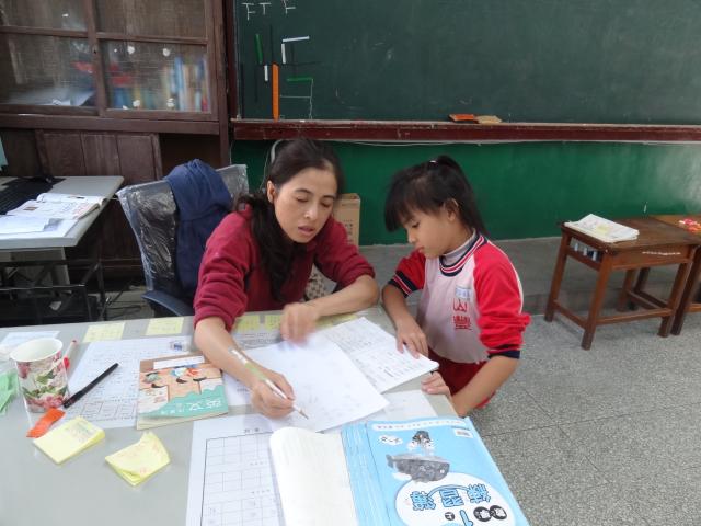 郭老師細心指導學生課業
