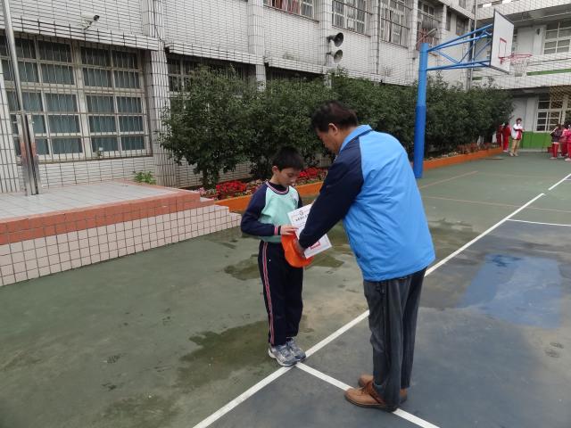 學生有禮貌接受校長頒獎