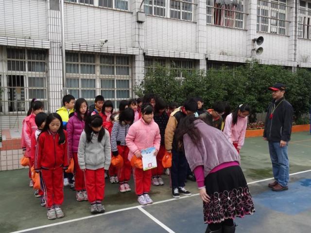 學生接受頒獎向主任回禮表示感謝之意!