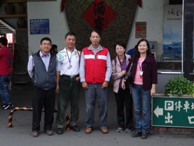 校長與會長及老師們合影--埔里酒廠
