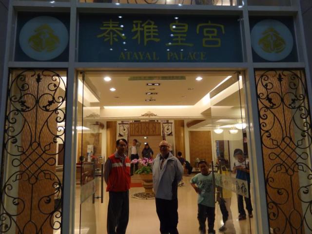 校長、球球老師合影