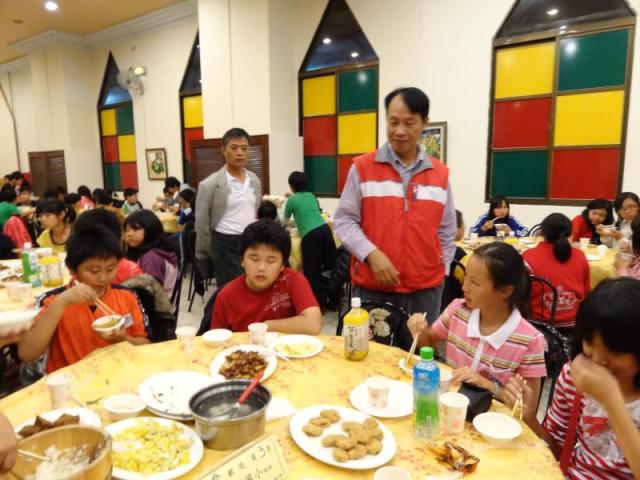 感謝校長、會長--關心孩子們用餐情形