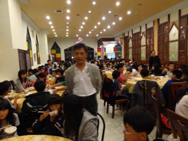 感謝會長--關心孩子們用餐情形