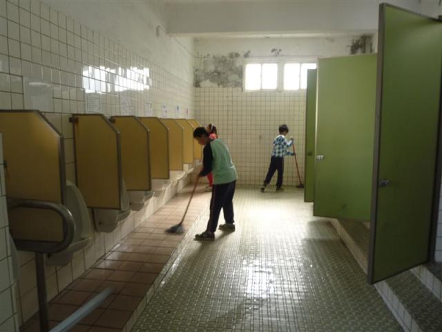 第六 棟二樓廁所內認真打掃的小朋友