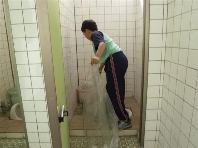 第六 棟二樓廁所內認真打掃的小朋友
