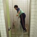 第六 棟二樓廁所內認真打掃的小朋友