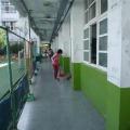 第六 棟一樓走廊上認真打掃的小朋友