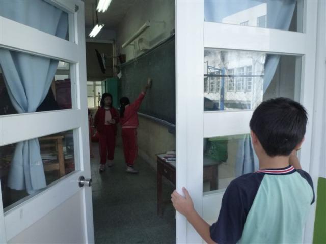 第六 棟一樓認真打掃的小朋友