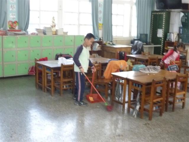 第三棟一樓教室裡認真打掃的小朋友