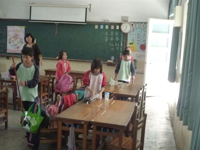 第三棟一樓教室裡認真打掃的小朋友