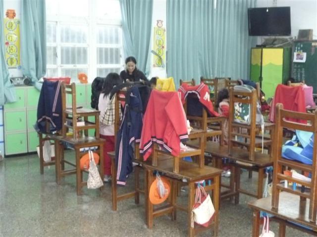 第三棟一樓教室裡認真打掃的小朋友