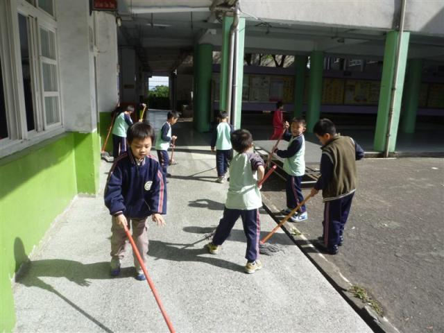 第三棟一樓走廊上認真打掃的小朋友