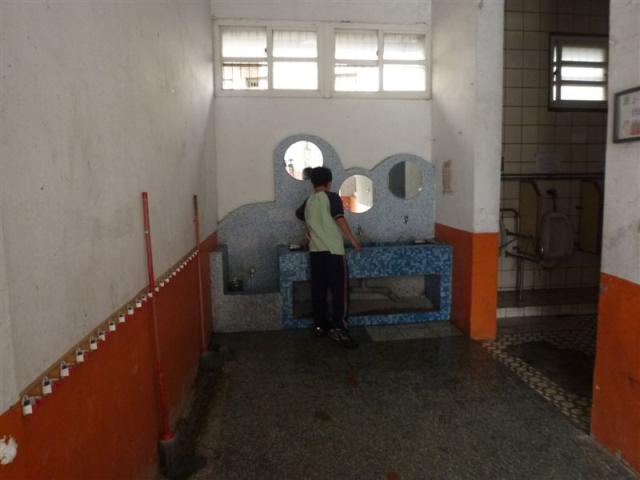 第四棟一樓廁所裡認真打掃的小朋友