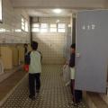 第四棟一樓廁所裡認真打掃的小朋友