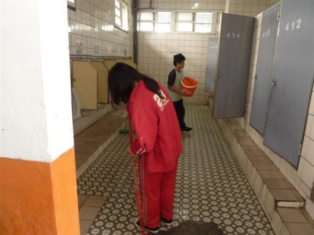 第四棟一樓廁所裡認真打掃的小朋友