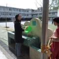 第四棟一樓走廊上認真協助打掃的老師