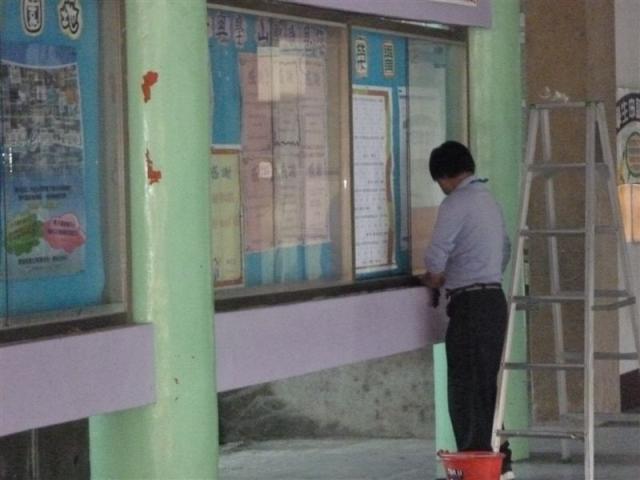 文化走廊上辛苦協助打掃的工友先生