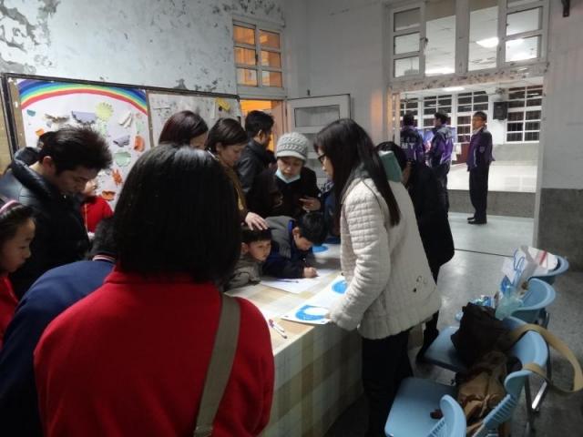 學生依序排隊