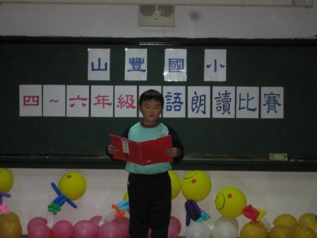 楊恩典小姐將義賣所得捐給六龜育幼院