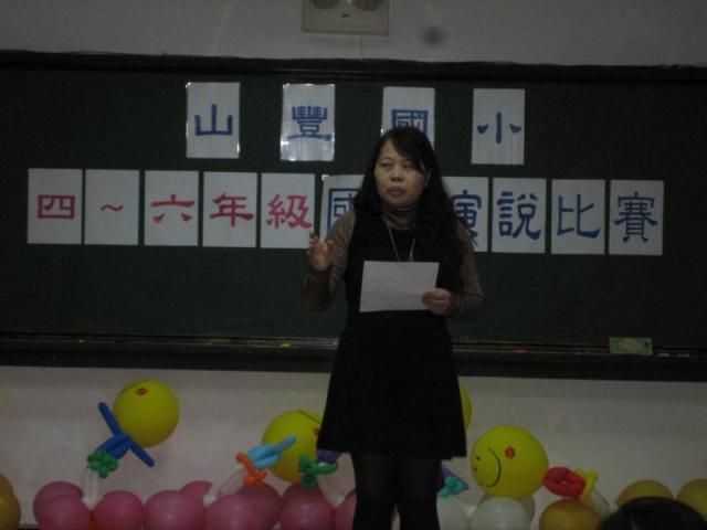 主任告訴小朋友,演說就是演加上說,要適當加上手勢