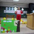 子容善用道具表現主題~"The Little Rooster"^^