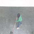 這位女同學拖地相當用心...姿勢又標準....