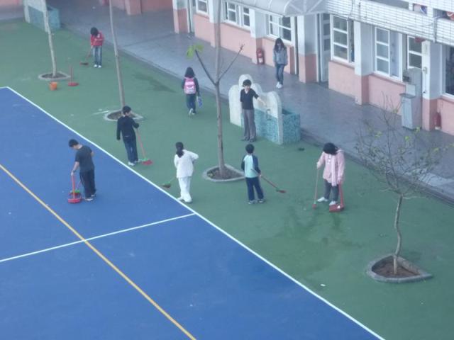 五愛老師也來協助指導打掃....非常感謝...