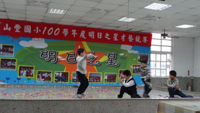 照過來..五年級帥哥...出場了！
