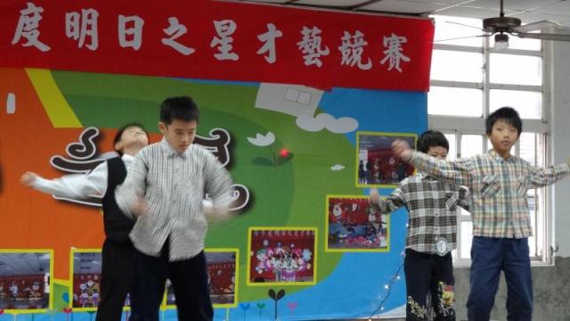展現我們..一支獨秀..魅力與電眼..很迷人