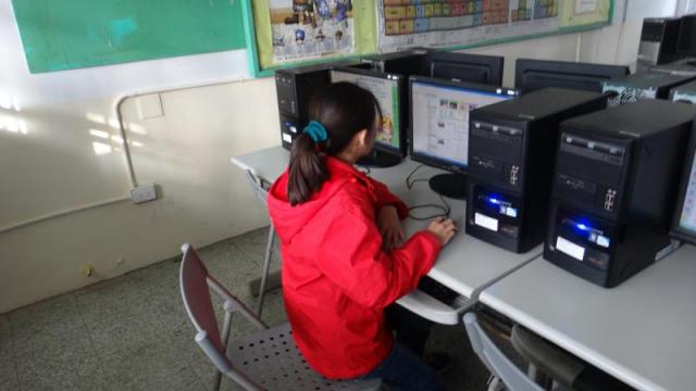 先登入學校網站，資料完成時可以上傳作品呢！
