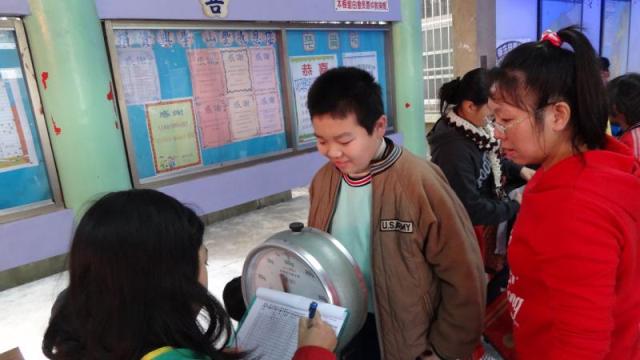 工作人員已經做得很上手流暢了.............