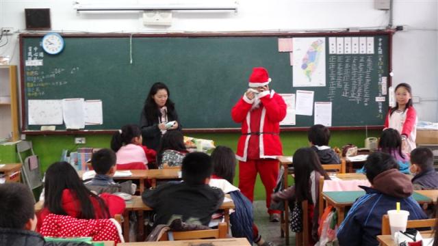 他..為大家帶來幸福...大家喜洋洋！