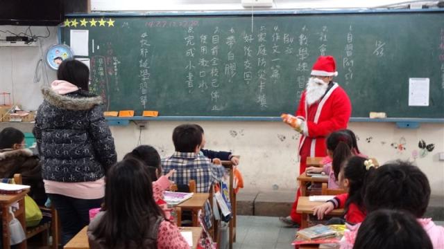 聖誕老公公來到五孝-李老師引導學生互道祝福語-