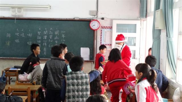 學生簇擁聖誕老公公、久久不散