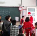 學生簇擁聖誕老公公、久久不散