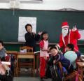 瞧！全班洋溢歡樂氛圍...感謝今天的神祕嘉賓--聖誕老公公