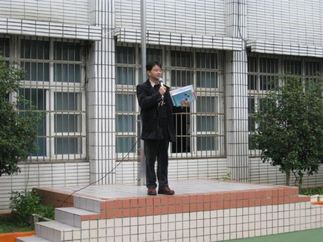 主任公佈100年新移民徵文得獎的同學與指導老師