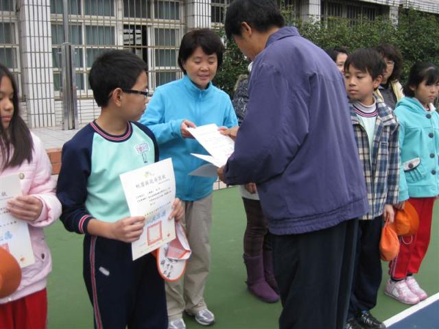 頒發指導老師獎狀給林鳳嬌老師