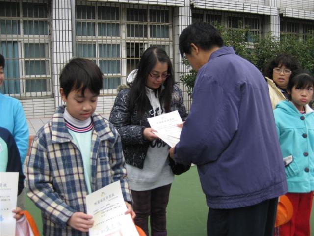 頒發指導老師獎狀給李敏慧老師