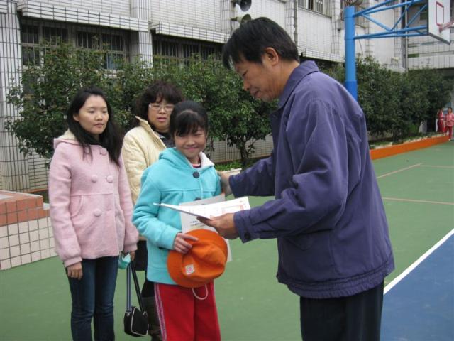 五信許丹梅、朱慶弘榮獲國小組佳作（朱慶鴻由許丹梅代領）