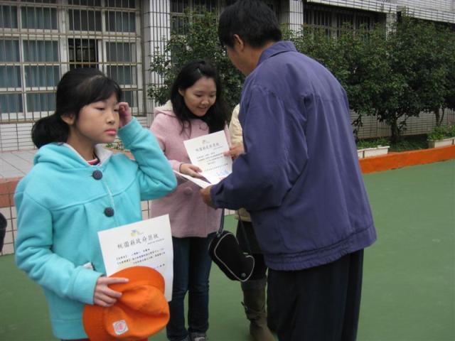 頒發指導老師獎狀給張竹君老師