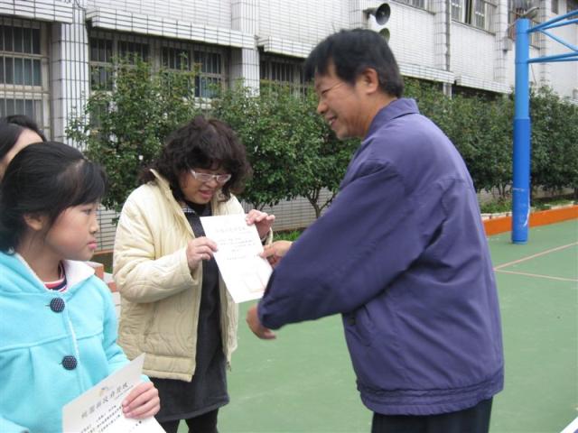 頒發指導老師獎狀給戴美惠老師